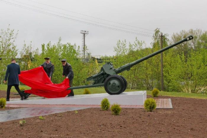 В знак благодарности победителям. 8 мая на въезде в городской поселок Красносельский торжественно открыт экспонат — пушка Д-44