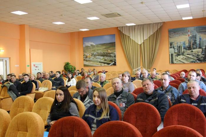 На ОАО «Красносельскстройматериалы» прошел областной День охраны труда с единой повесткой: «Охрана труда при работе на высоте. Новые требования для обеспечения безопасного труда».