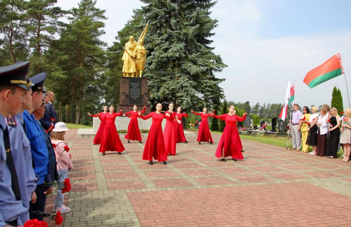 Представители трудового коллектива ОАО «Красносельскстройматериалы» во главе с генеральным директором Голда Александром Владимировичем